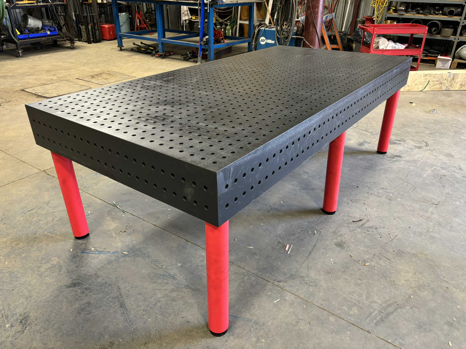 What are the requirements for a welding table when welding electronic devices?